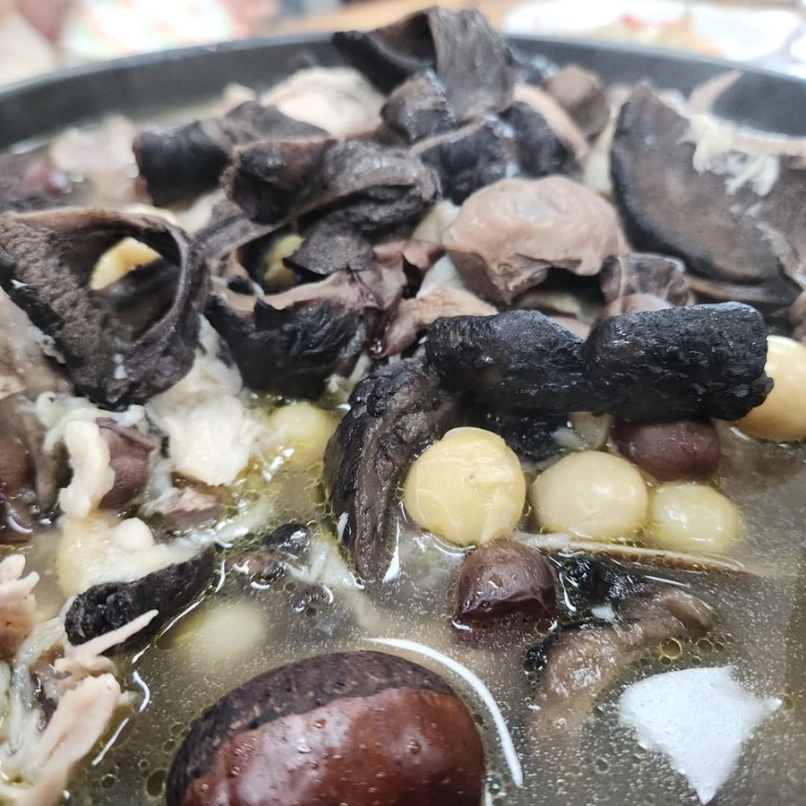 Gà nguyên con hầm cùng thảo dược