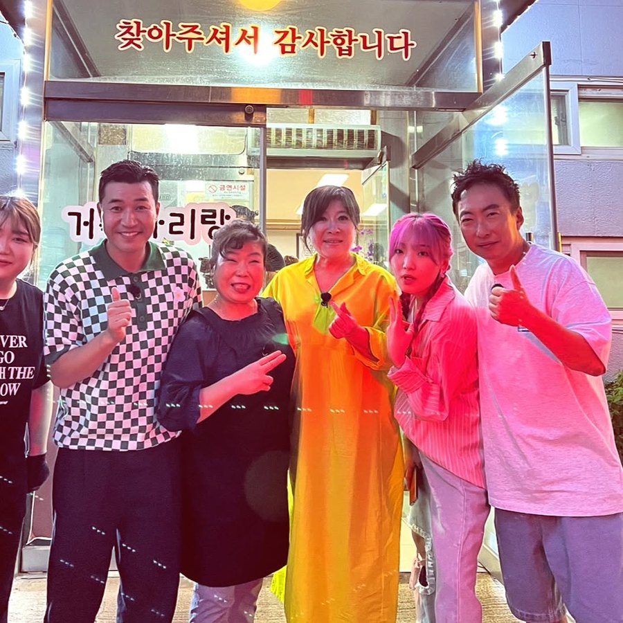매장 앞에서 대표와 함께한 방송 촬영진