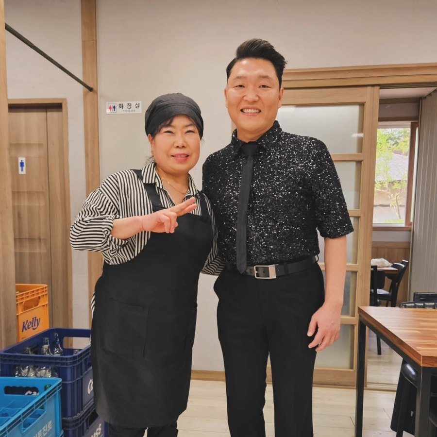 매장에서 대표와 함께 사진을 찍은 방문객