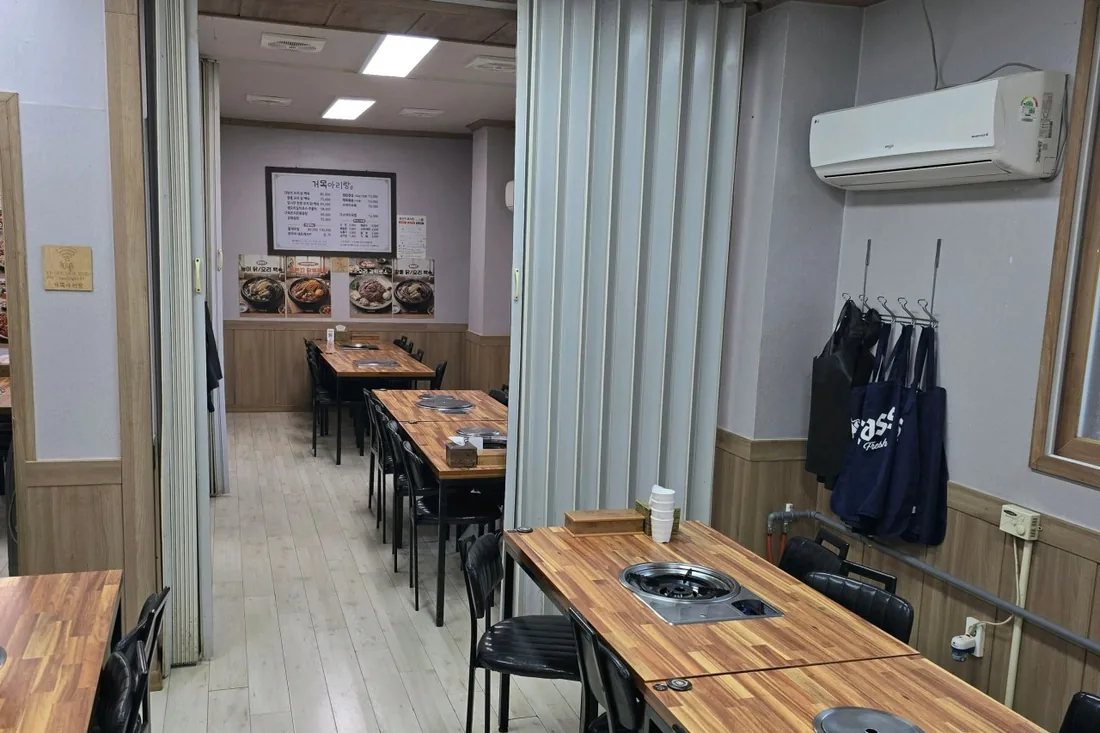 폴딩도어로 구획을 나눈 단체석과 화구가 놓인 테이블