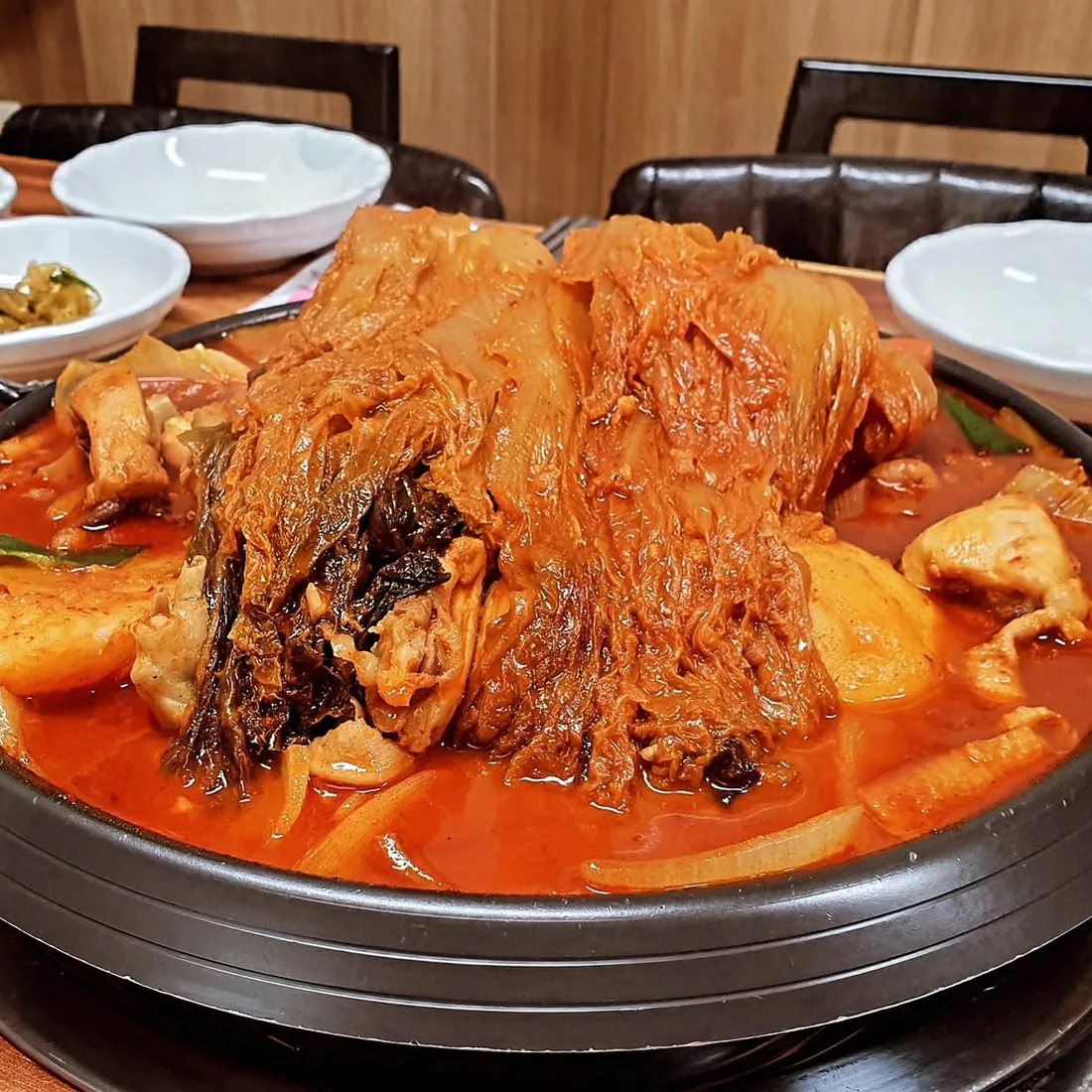 배추 통포기를 올려 끓이는 묵은지닭볶음탕